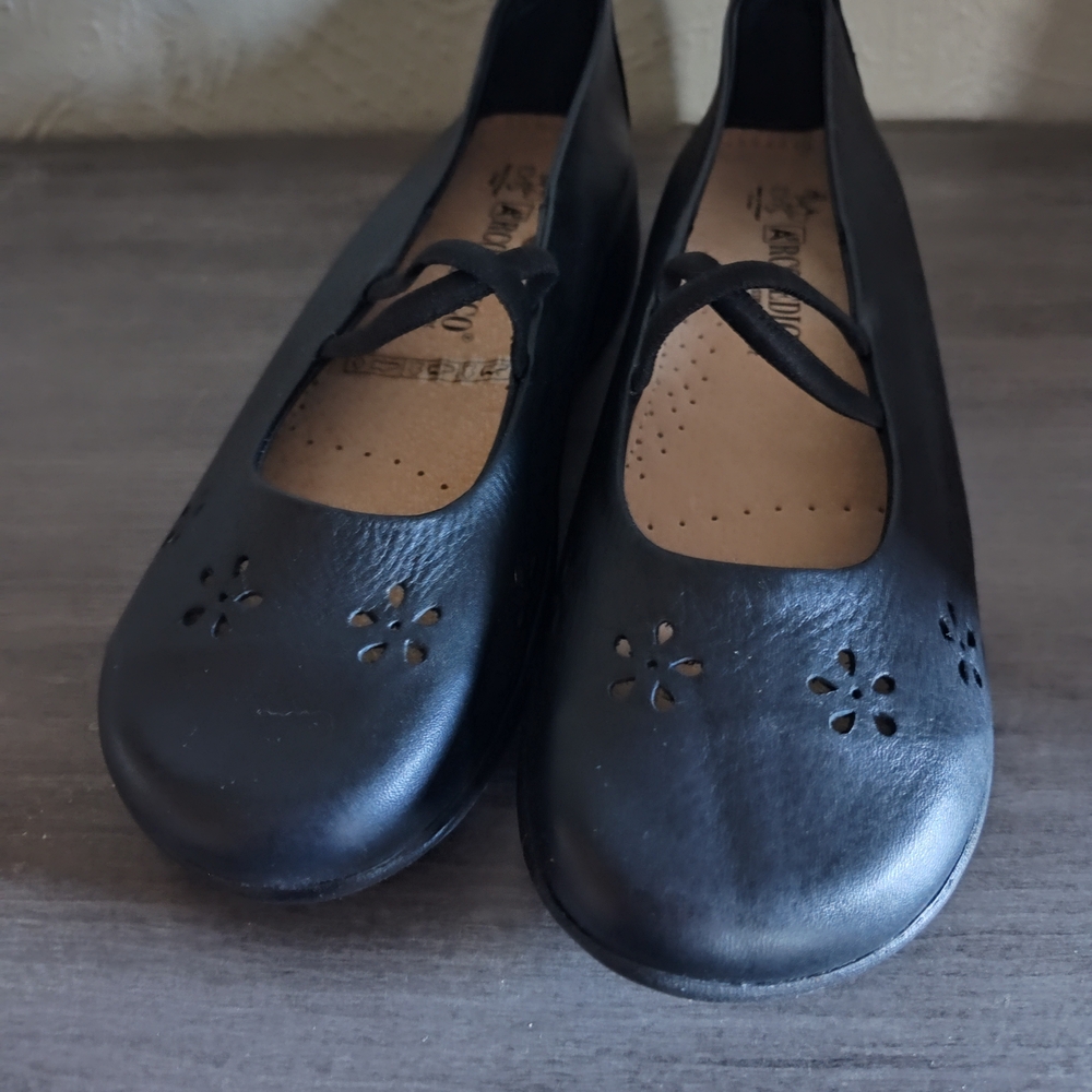 Arcopedico Black Floral Cut-Out Flats